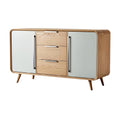 Moderne houten kast met witte deuren en lades